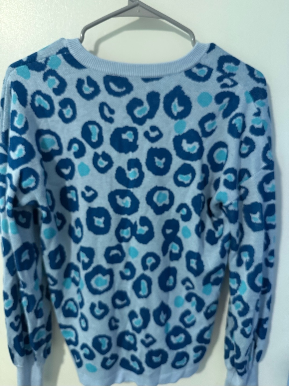 Lilly Pulitzer Blue Leopard Print V-Neck Sweater – Size S - Picture 5 of 6